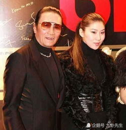 38岁谢霆锋近照,亲爸再恋小49岁模特,妹妹曾一年换7个男友
