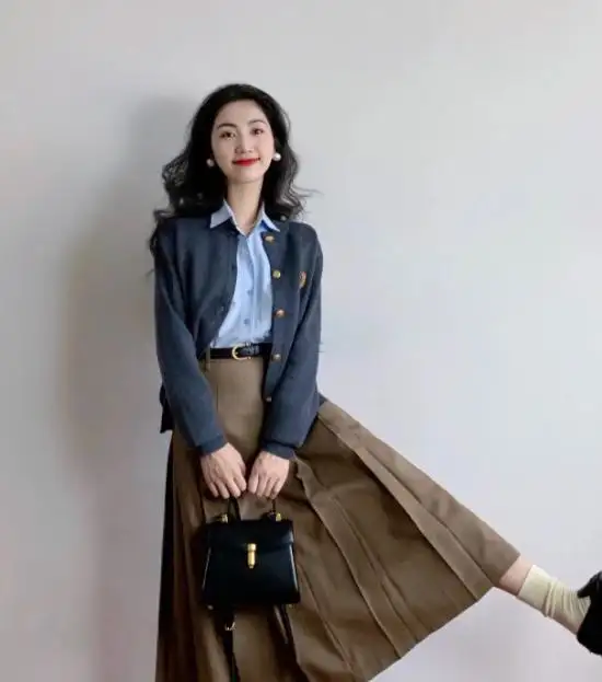 中年女人秋天的打开方式奶奶衫长裙,舒适显瘦还显气质