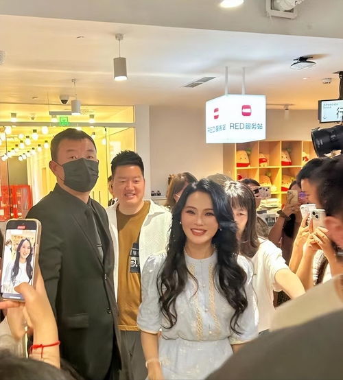 伊能静出席活动生图流出,腿紧致细直,56岁看起来像26岁的