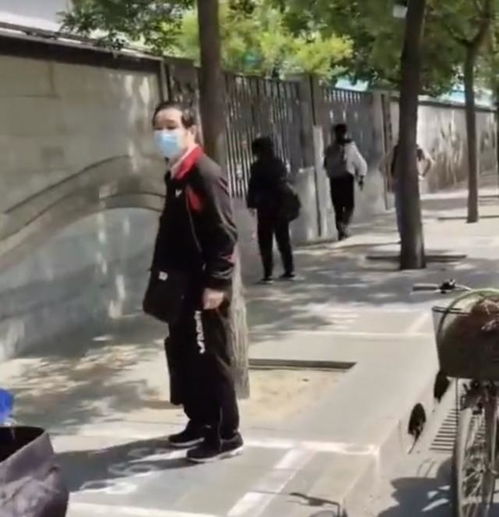 北京小伙殴打公交司机,大妈拦阻司机掩护小伙逃走他还是个孩子