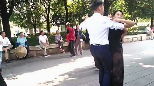 大妈跳舞时刻最开心了,表情千变万化,连路人也招呼问候