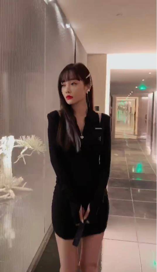 40岁李小璐劲歌热舞似少女,戴贾乃亮情侣手链引猜疑