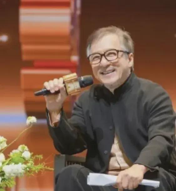 成龙出席活动老太多,70岁头发胡子全白了,几天前好友刚去世