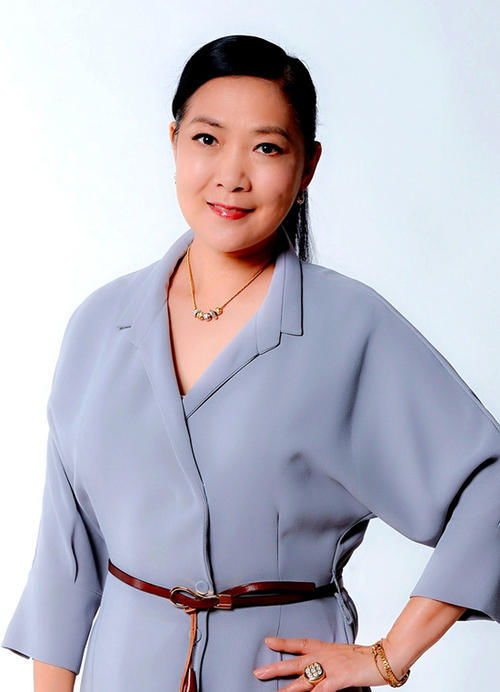 她与张铁林是同学,如今60岁依旧貌美,远嫁德国丈夫生活幸福