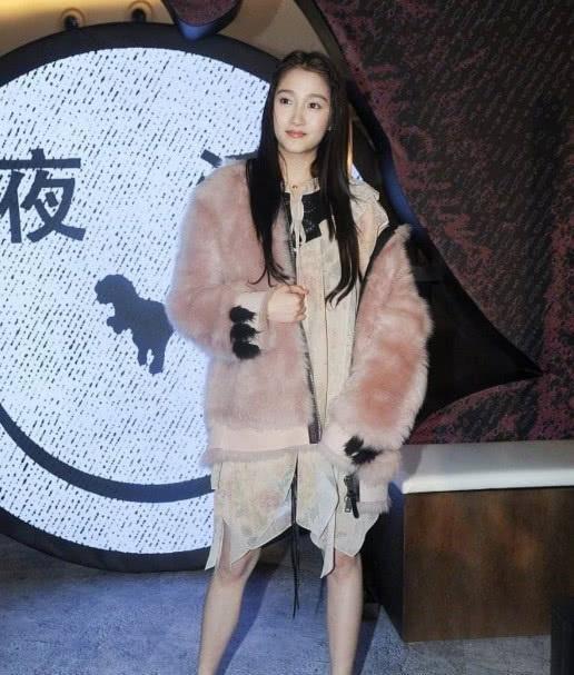 关晓彤顶高温穿毛绒外套现身活动,脸上表情亮了暴露艺人心酸呀