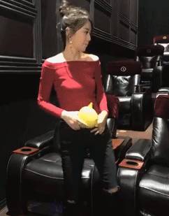 46岁闫妮狂瘦30斤美如画却被她19岁女儿的颜值秒杀