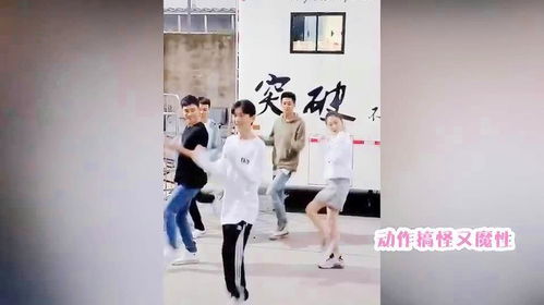 周冬雨跳广场舞魔性不输大妈们,搞怪卖萌表情浮夸秒变周三岁