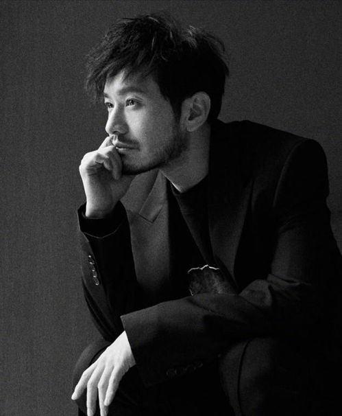 黄晓明真是中年男人穿搭典范黄衬衫小黑裤走机场,减龄又帅气