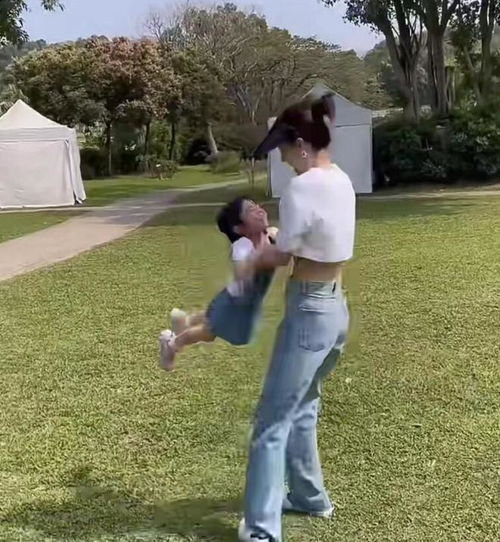 熊黛林一家四口露营,双胞胎女儿被指没遗传妈妈美貌,都像爸爸
