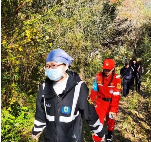 120医护人员爬山40分钟救援坠崖男子