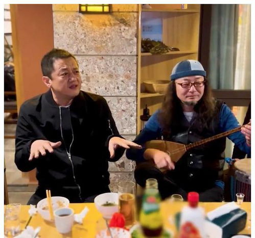 50岁李亚鹏近况曝光,与友聚会喝酒到嗨,即兴唱小曲手舞足蹈
