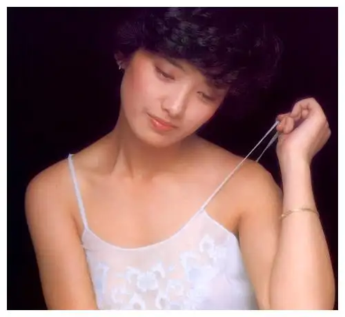山口百惠近照流出身材富态丰满,61岁穿公主鞋烫蛋卷头像少女