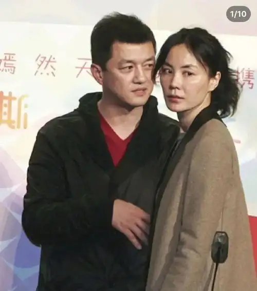 秦岚这样的中年女人,就靠小奶狗回春