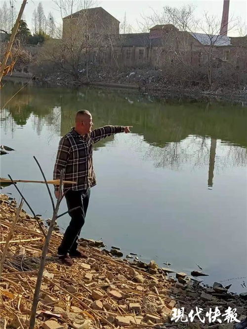大叔夜里跳河救人,回家才发现脚划破了