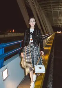 迪丽热巴有多美,看她用扎发搭配连衣裙优雅大气,美成初恋女友