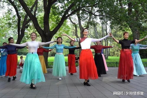 大妈跳另类诡异广场舞,表情惊悚,路人急忙带孩子离开太吓人