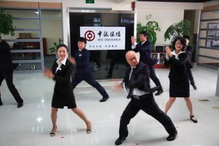 假装情侣花絮视频黄渤张默演示升职操