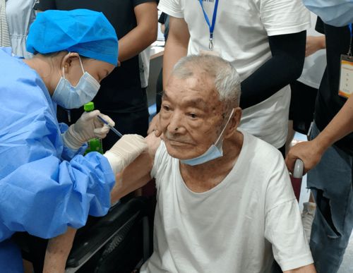 百岁老人接种疫苗全市年龄最大