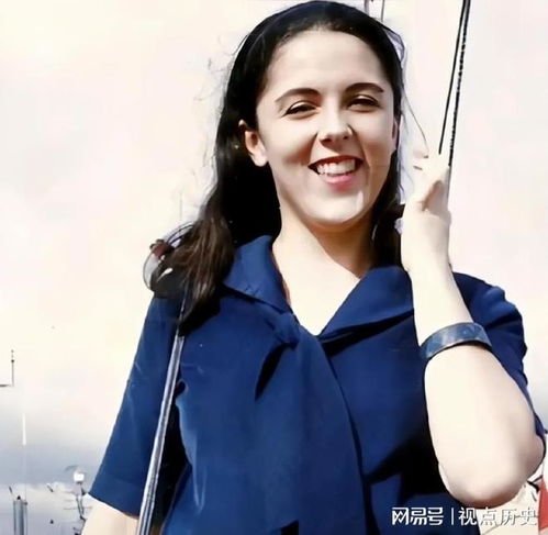 奥巴马的妈妈年轻时容貌出众,是个超级漂亮的白人女孩
