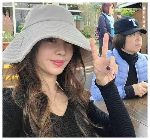 蔡依林带妈妈和爱犬赏樱,40岁仍少女感十足,网友称赞人比花娇
