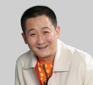 他是和葛优齐名的喜剧演员,还是冯小刚战友,今生活很幸福