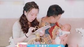 gai搞怪模仿柚柚,父子同款表情实在太逗,把一旁的王斯然笑坏了