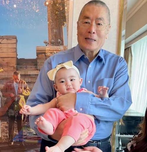 大儿子50多岁,小女儿才刚出生82岁的他为爱女成立5亿教育基金