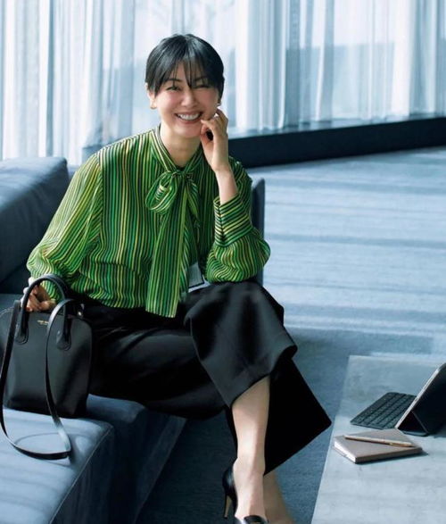四五十岁的女人,尽量少穿黑裤子,瞧日本女人这样,洋气还减龄