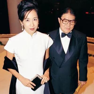 郭晶晶婆婆50岁再嫁豪门,二婚老公百亿身家相赠,前夫至今未再娶