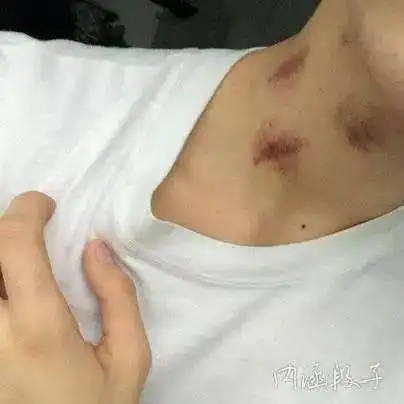 男子帮漂亮女友洗脸洗澡换衣服笑死了