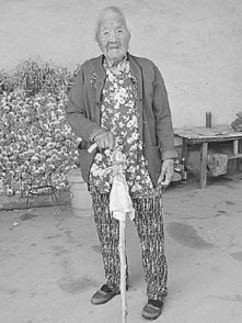 百岁老太有脾气就发不往心里去,爱吃肥肉爱喝花茶
