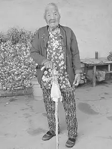 百岁老太有脾气就发不往心里去,爱吃肥肉爱喝花茶