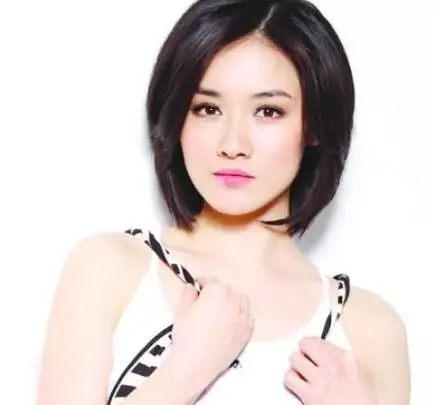 52岁国家一级演员侯勇,50岁三婚娶小20岁美女,今娇妻穿丝袜好美