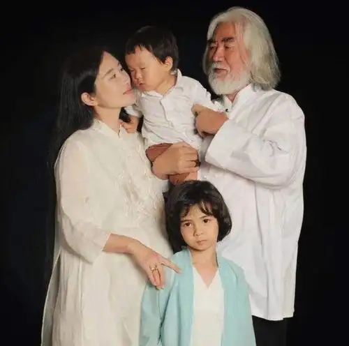 张纪中与小31岁娇妻直播,杜星霖回应为钱嫁老头,直言就爱老腊肉