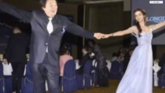 林志玲与父亲跳舞,衣服险些脱落,父亲表情是一脸懵逼