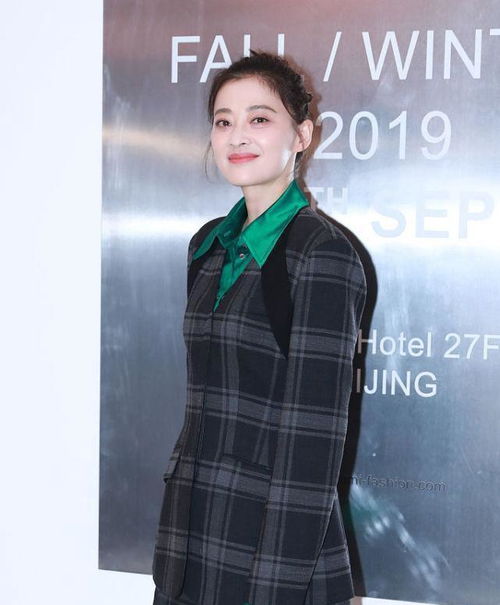 梅婷穿衣不像中年人,运动套装配杂色毛线帽,有学生妹的气质
