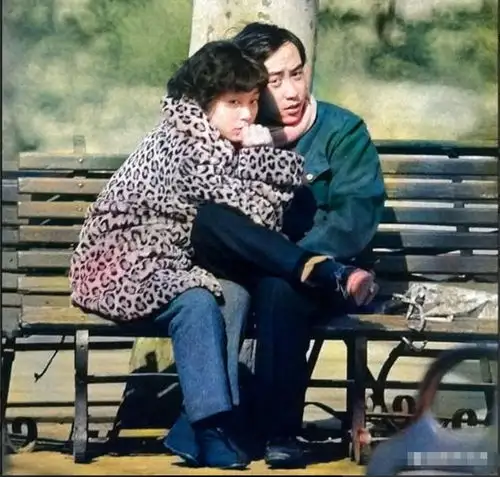 80年代,一对小情侣紧靠在一起的照片,姑娘穿着豹纹外衣长相清秀