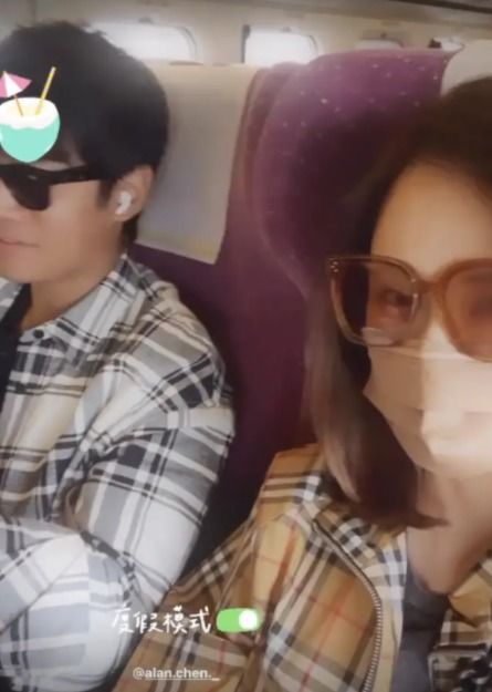 组图陈乔恩和男友与朋友外出度假两人穿情侣装甜蜜依偎感情好