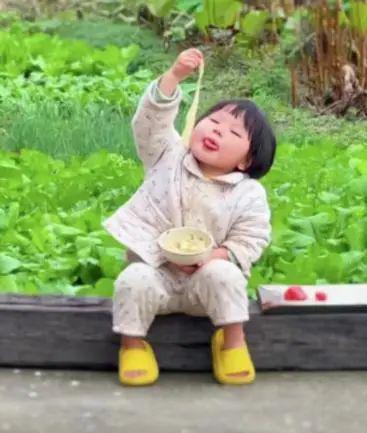 小小年纪就自己赚奶粉尿不湿的微信表情包萌娃们,你知道几个