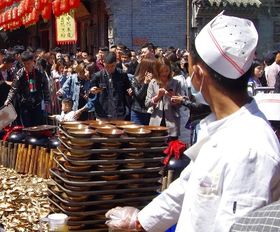 上万游客排长队等喝摔碗酒吗
