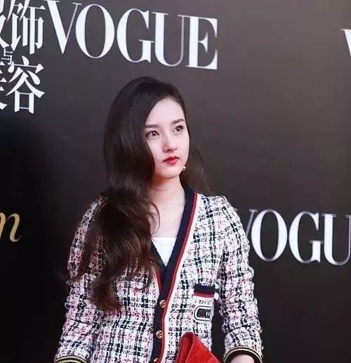 20岁宋祖儿都逃不过颈纹魔咒,50岁日本美魔女却用它轻松解决