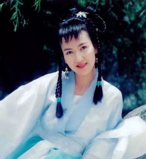 60岁陈美琪素颜陪残疾养女逛街,闺女跟在小青身边十分乖巧