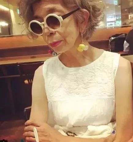 卍物志88岁神仙奶奶和98岁时尚老妖精告诉你如何活得比18岁还让人惊艳