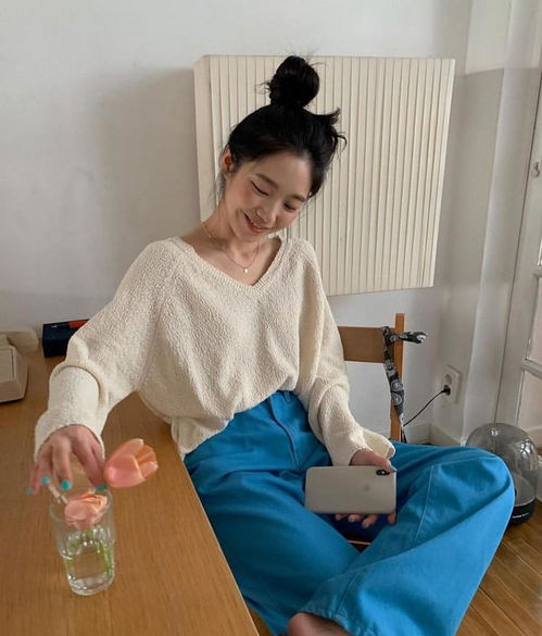 建议皮肤黄的女性,少穿黑白灰多穿这5种颜色,非常显气质