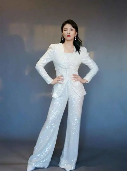 女人过了40岁,再懒也少穿卫衣搭牛仔裤瞧刘涛这样穿,真优雅