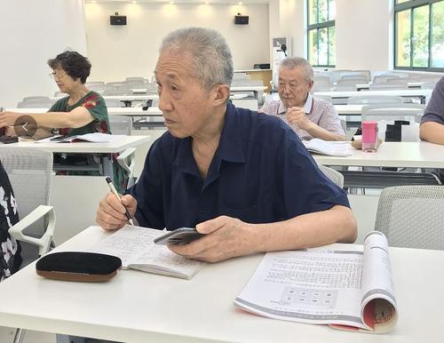 60多岁老人的微信头像医生