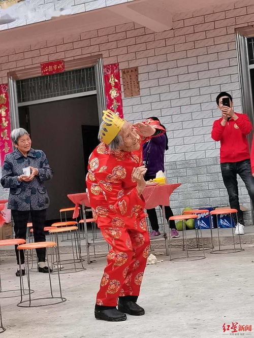 90岁老人过寿与年轻演员斗舞走红老人我要活到100岁