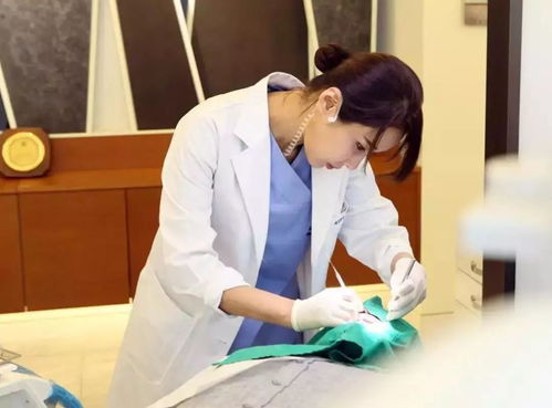 如图,这是一位50岁的妈妈,最近爆红网络她是怎么冻住年龄的