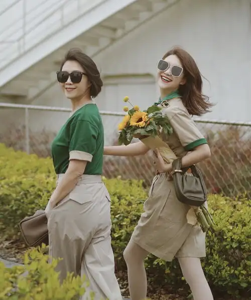 三木妈妈过时了50岁女人学学这位妈妈的穿搭,时髦显瘦有气质