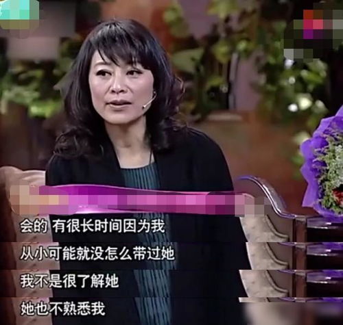 影后岳红罕露面打扮性感,60岁不见老风韵犹存